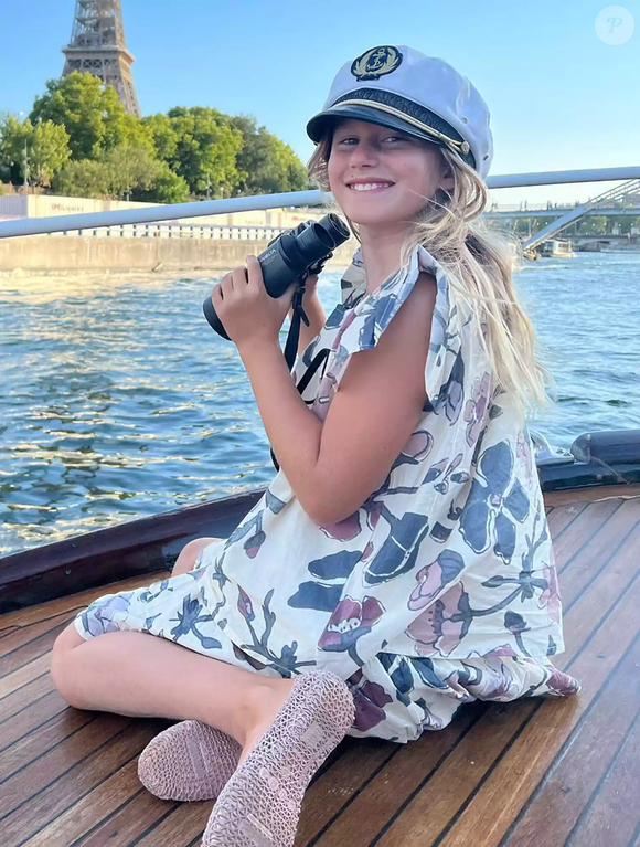 Apaixonada por moda e equitação, ela já participou de sessões de fotos com a mãe, inclusive em Paris.