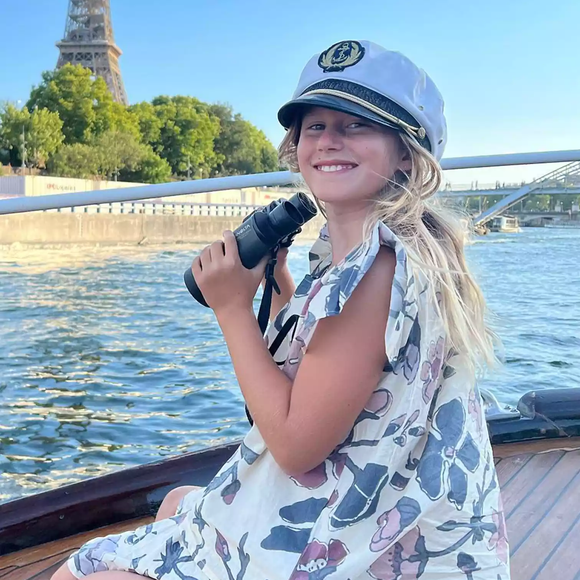 Apaixonada por moda e equitação, ela já participou de sessões de fotos com a mãe, inclusive em Paris.