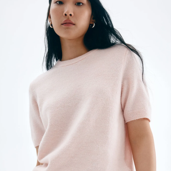 Blusa básica de meia manga ampla da H&M é confeccionada em malha e pode compor produções atemporais e versáteis durante a semana.