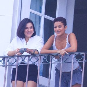Bella Campos apareceu na sacada do Copacabana Palace nesta sexta-feira (1º), em meio à concentração de fãs para o show de Shakira no Rio de Janeiro