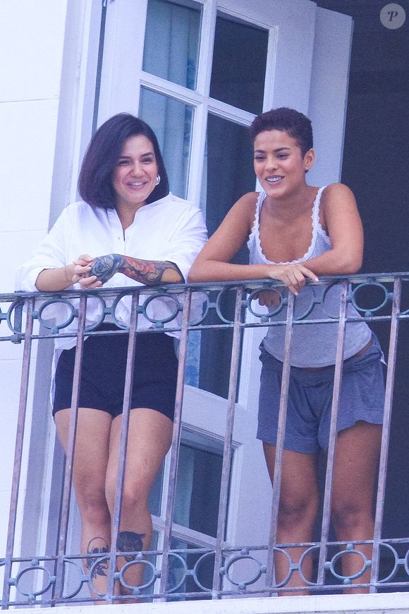 Bella Campos apareceu na sacada do Copacabana Palace nesta sexta-feira (1º), em meio à concentração de fãs para o show de Shakira no Rio de Janeiro