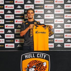 'Eu sou eu, e ele é ele', dispara João Mendes sobre viver à sombra de Ronaldinho Gaúcho. Segundo a BBC, atleta do Hull City diz não se incomodar com o peso do sobrenome