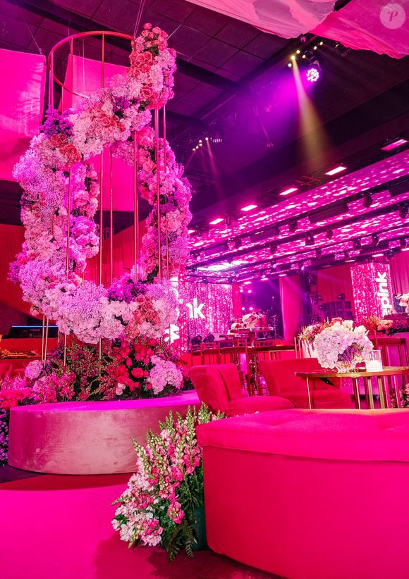 A decoração dos ambientes mistura veludo, flores, metal dourado e iluminação em tons de rosa