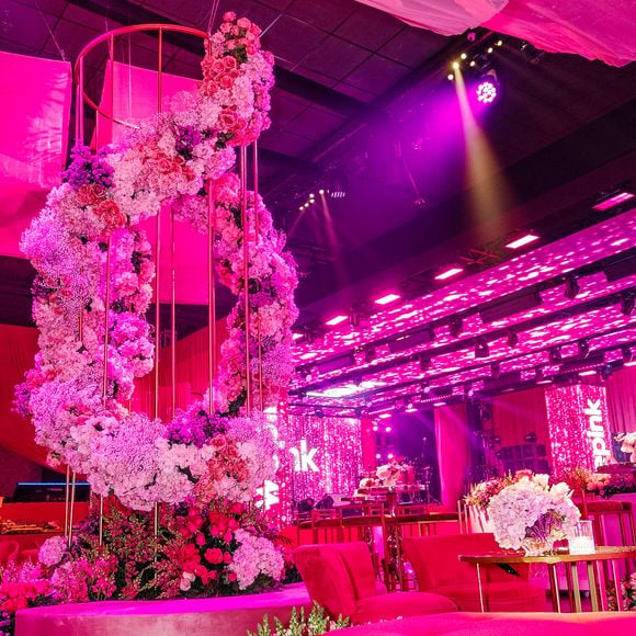 A decoração dos ambientes mistura veludo, flores, metal dourado e iluminação em tons de rosa