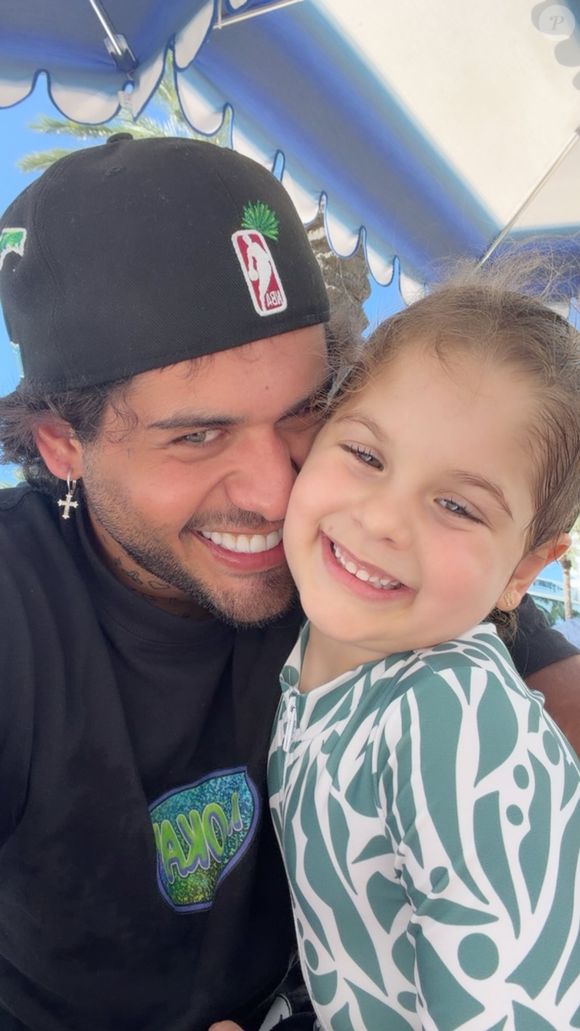 Logo em seguida Zé Felipe surgiu em uma foto na praia com as filhas