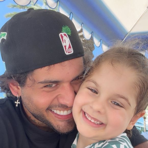Logo em seguida Zé Felipe surgiu em uma foto na praia com as filhas