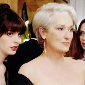 Anne Hathaway divide cena com Meryl Streep e Emily Blunt em meio a uma nova crise no mundo da moda e do jornalismo