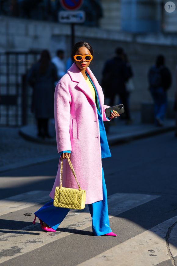 Vestidos listrados, tecido pastel e blusas estampadas ou coloridas se tornaram símbolos do movimento dopamina nesta temporada