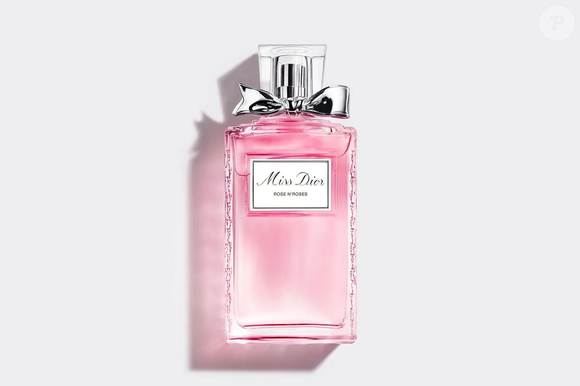 O Miss Dior Rose N'Roses, da Dior, combina rosa de Grasse, rosa damascena e almíscar branco em uma fragrância floral fresca e feminina. Com bergamota, mandarina italiana e gerânio nas notas de topo, o perfume é uma opção delicada para o ambiente profissional