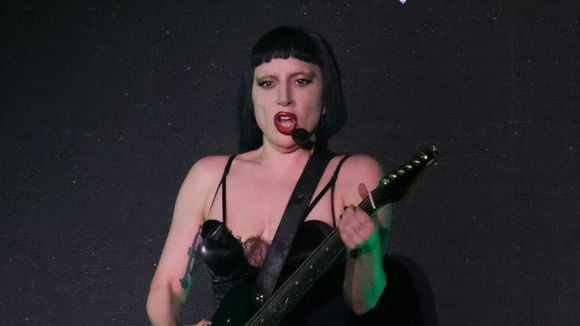 'Não dá para ver nada': TV Globo enfrenta climão com fãs de Lady Gaga em transmissão do show e 'rebola' com críticas ao vivo