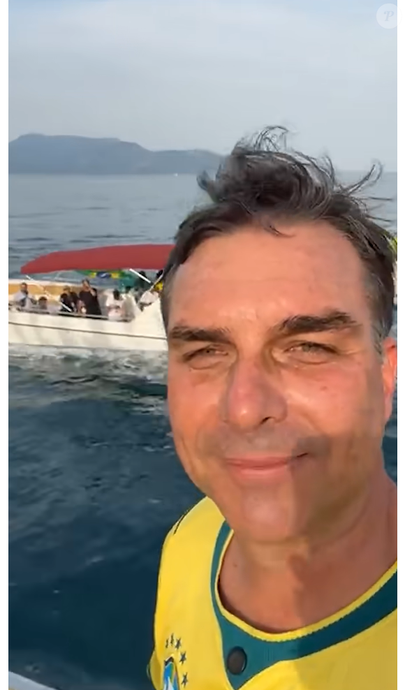 Segundo informações divulgadas pela CartaCapital, Richarlison afirmou que não quis vender a ilha a Flávio Bolsonaro e relacionou a recusa à disputa judicial pela propriedade. 'Como eu não quis vender, os caras pegaram 'na mão grande' lá na Justiça', declarou o atacante em vídeo publicado nas redes sociais no sábado, dia 17 de outubro