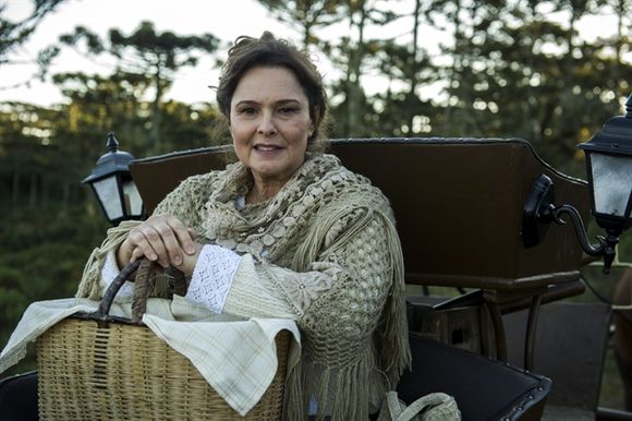 Gema (Louise Cardoso) da novela 'Além do Tempo' é um dos papeis mais marcantes de Louise Cardoso