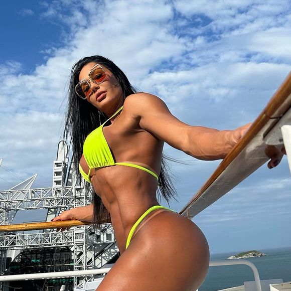 Além do abdômen, pernas e bumbum de Gracyanne Barbosa chamam atenção