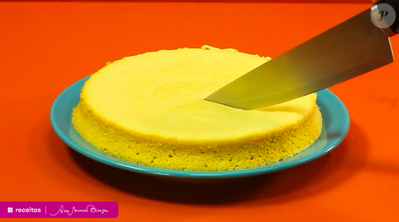 O bolo de maracujá fica fofinho e com um tom amarelo vibrante