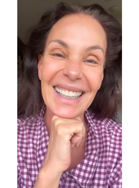 O primeiro passo para evitar o envelhecimento precoce é proteger a pele da radiação solar, inclusive no pescoço, que muitas vezes é deixado de lado na rotina de skincare.