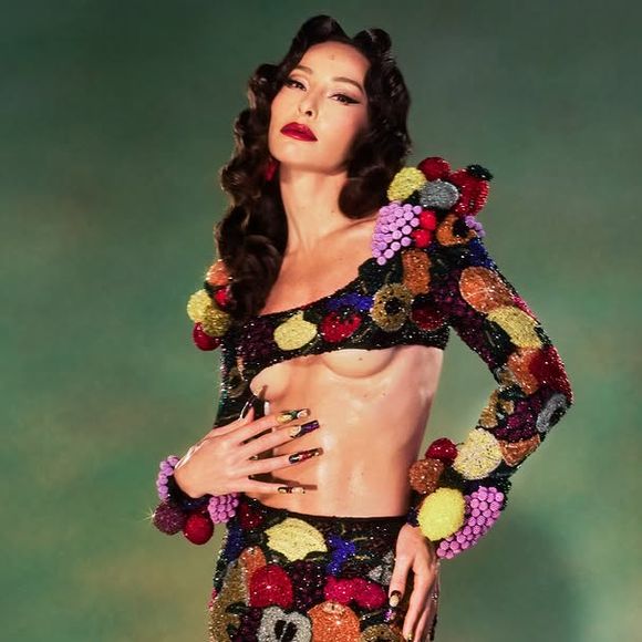 O look usado por Marina Ruy Barbosa para iniciar o Carnaval 2026 em Salvador une artesanato, sensualidade e moda autoral. A peça assinada por Pedro Sales já foi vista anteriormente em Sabrina Sato