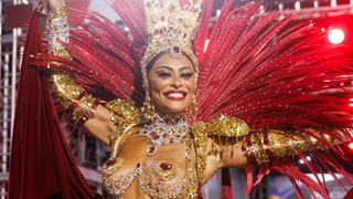 Fantasia de R$ 600 mil assinada por grife internacional: veja 25 fotos do look de Juliana Paes em retorno triunfal como rainha de bateria da Viradouro