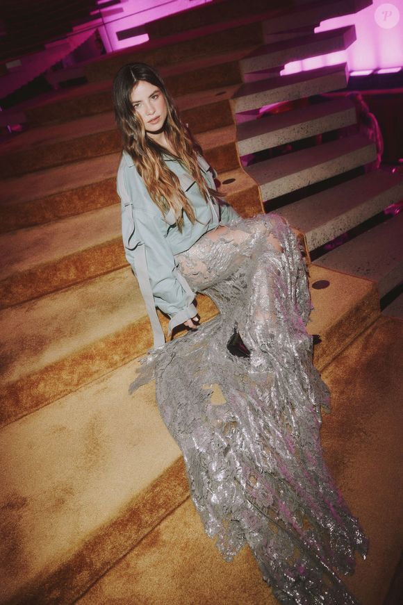 Giulia Be combina vestido de festa com jaqueta verde salva de R$ 11.484,09 em festa da NK Store com a grife The Attico, em São Paulo