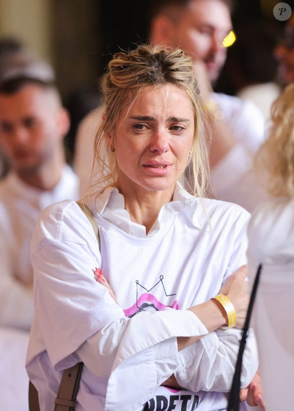 Com Preta Gil no caixão, Carolina Dieckmmann caiu no choro durante velório da amiga