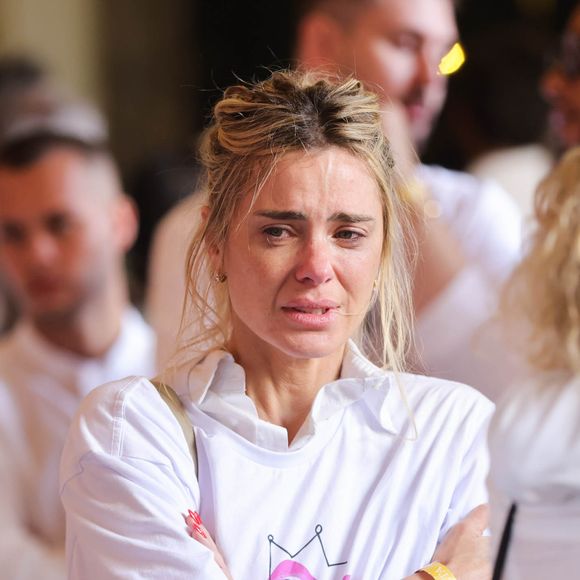 Com Preta Gil no caixão, Carolina Dieckmmann caiu no choro durante velório da amiga