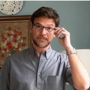 Hudson (Emílio Dantas) faz a cabeça de Ellen (Camila Pitanga) para roubar Sofia