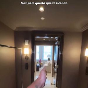 De acordo com a descrição da acomodação, os dois quartos são conectados por um hall privativo externo, solução que garante mais privacidade aos hóspedes sem abrir mão da integração entre os ambientes