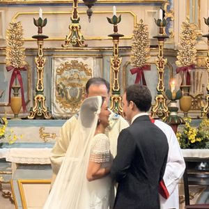 Para a celebração, Theresa Fonseca apostou em um vestido da grife Givenchy