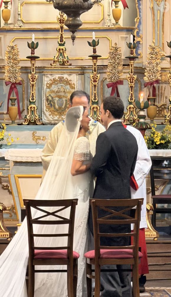 Para a celebração, Theresa Fonseca apostou em um vestido da grife Givenchy