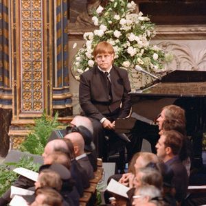 A nova versão de 'Candle in the Wind', conhecida como 'Goodbye England's Rose', foi apresentada por Elton John durante o funeral da princesa na Abadia de Westminster e se tornou um dos momentos mais emblemáticos da cerimônia, segundo informações de O Globo