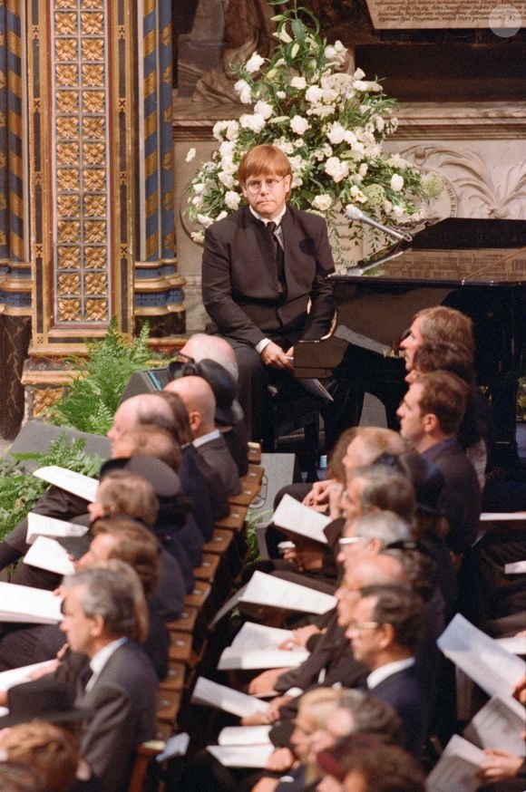 A nova versão de 'Candle in the Wind', conhecida como 'Goodbye England's Rose', foi apresentada por Elton John durante o funeral da princesa na Abadia de Westminster e se tornou um dos momentos mais emblemáticos da cerimônia, segundo informações de O Globo