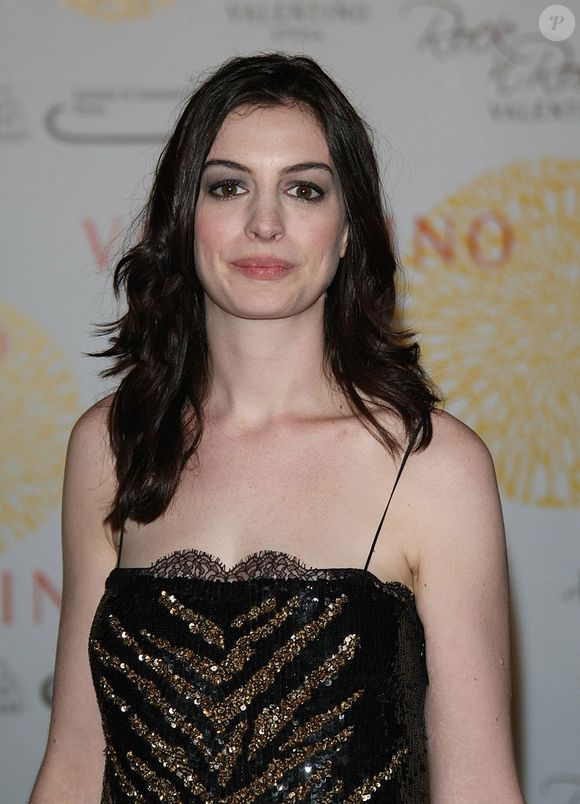2006: em um evento de moda, Anne Hathaway destacou sua beleza em uma make simples