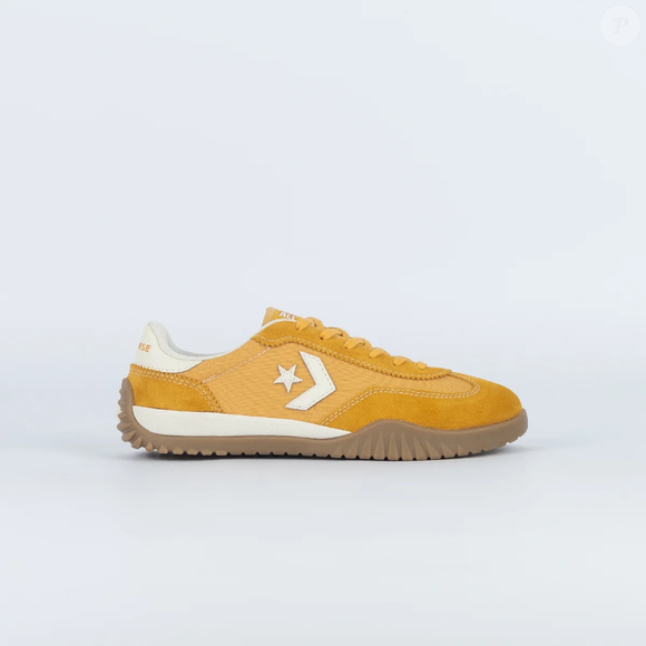 O 'amarelo canarinho' deixou de aparecer apenas nos estádios e ganhou espaço no street style. O novo tênis da Converse mostra como a tendência 'brasilcore' pode ser elegante e fácil de usar no dia a dia
