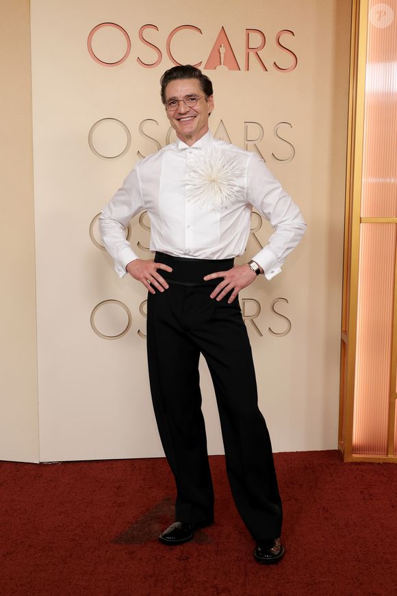 Oscar 2026: Pedro Pascal apareceu com um dos novos broches de penas da Chanel