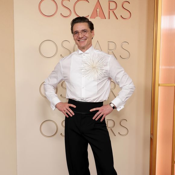 Oscar 2026: Pedro Pascal apareceu com um dos novos broches de penas da Chanel