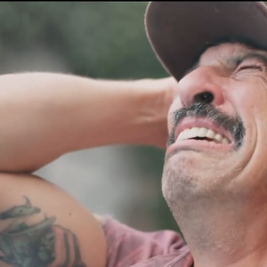 Juarez pensa em se entregar à polícia pelo acidente com Juli, mas acaba desistindo na frente da delegacia.