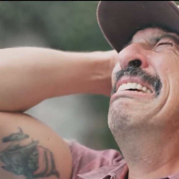 Juarez pensa em se entregar à polícia pelo acidente com Juli, mas acaba desistindo na frente da delegacia.