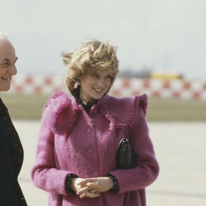O frio também não ficava de fora dos looks rosa: Princesa Diana também já usou casacos pesados e sobretudos na cor vibrante, em tecido plush.