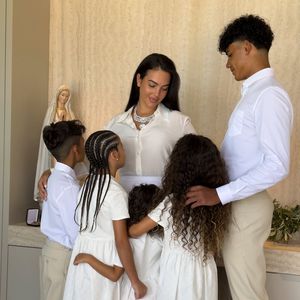 Casamento contou apenas com a presença dos filhos de Georgina Rodríguez e Cristiano Ronaldo, todos na mesma paleta de cores em seus looks