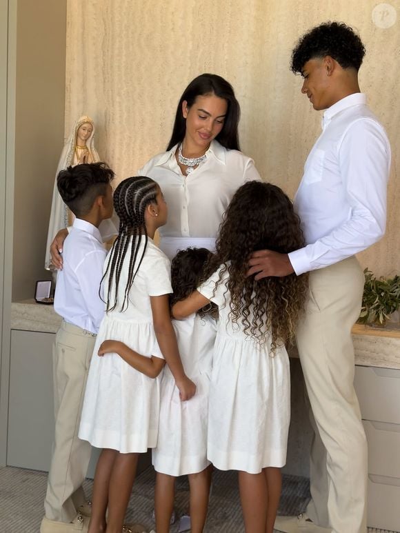 Casamento contou apenas com a presença dos filhos de Georgina Rodríguez e Cristiano Ronaldo, todos na mesma paleta de cores em seus looks