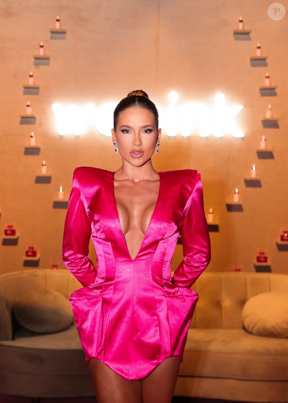 Detalhe do look futurista rosa-choque usado por Virgínia Fonseca na comemoração de 4 anos da WePink