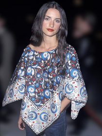 A Adidas adota o estilo boêmio e lança um modelo Samba com estampa dos anos 70 que a Zara adoraria ter