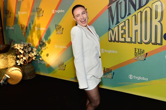 Intérprete da personagem Estela, a atriz apostou em um conjunto branco assinado pela grife francesa Mugler.