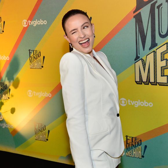 Intérprete da personagem Estela, a atriz apostou em um conjunto branco assinado pela grife francesa Mugler.