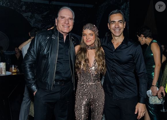 Rafaella Justus posou com o pai, Roberto Justus, e o padrasto, Cesar Tralli, em festa de 50 anos da mãe, Ticiane Pinheiro, em 22 de maio de 2026
