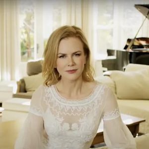 Sala principal de Nicole Kidman tem um piano gigantesco e decoração em tons claros