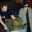 Bruna Marquezine e Shawn Mendes combinam cor de look em desembarque no Brasil após Semana de Moda de Milão, mas detalhe em fotos do casal de namorados é que chama atenção