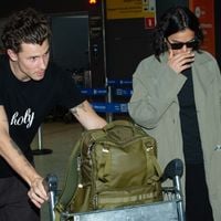 Bruna Marquezine e Shawn Mendes combinam cor de look em desembarque no Brasil após Semana de Moda de Milão, mas detalhe em fotos do casal de namorados é que chama atenção