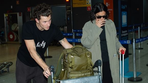 Bruna Marquezine e Shawn Mendes combinam cor de look em desembarque no Brasil após Semana de Moda de Milão, mas detalhe em fotos do casal de namorados é que chama atenção