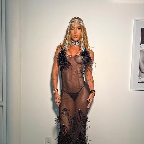 Virgínia Fonseca escolheu um vestido transparente para o último dia de Carnaval no Rio de Janeiro