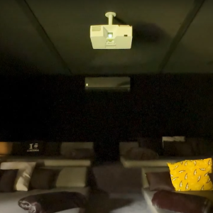 A mansão de Felipe Titto tem sala de cinema